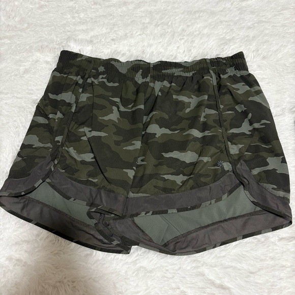 Athleta Women's Printed Mesh Racer Run Shorts 1X - Picture 2 of 4